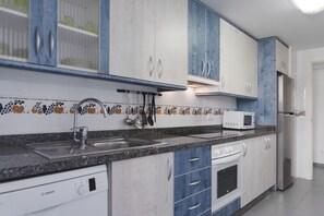 Køleskab, mikrobølgeovn, ovn, kogeplade