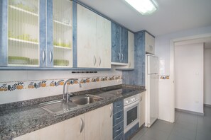 Een koelkast, een microgolfoven, een oven, een vaatwasser