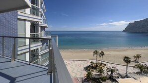 A modern building with a balcony overlooking a beach and the sea. - First line / Wifi / Spa / Seaviews / Heated pool / Pets (Calpe)