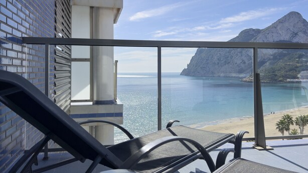 A balcony with a view of the sea and a mountain. - First line / Wifi / Spa / Seaviews / Heated pool / Pets (Calpe)