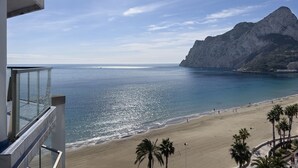 A coastal view with a beach, palm trees, and a mountain. - First line / Wifi / Spa / Seaviews / Heated pool / Pets (Calpe)