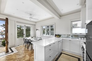 Private kitchen - Tuscan Villa Little Manly (Manly)