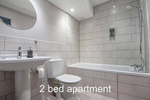 Een douche, gratis toiletartikelen, een haardroger