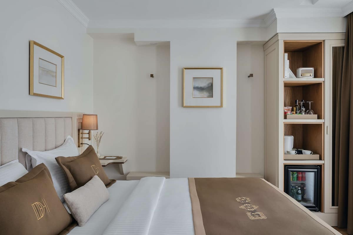 ميني بار وخزنة داخل الغرفة وبديكورات فريدة لكل غرفة وطراز فريد لكل وحدة