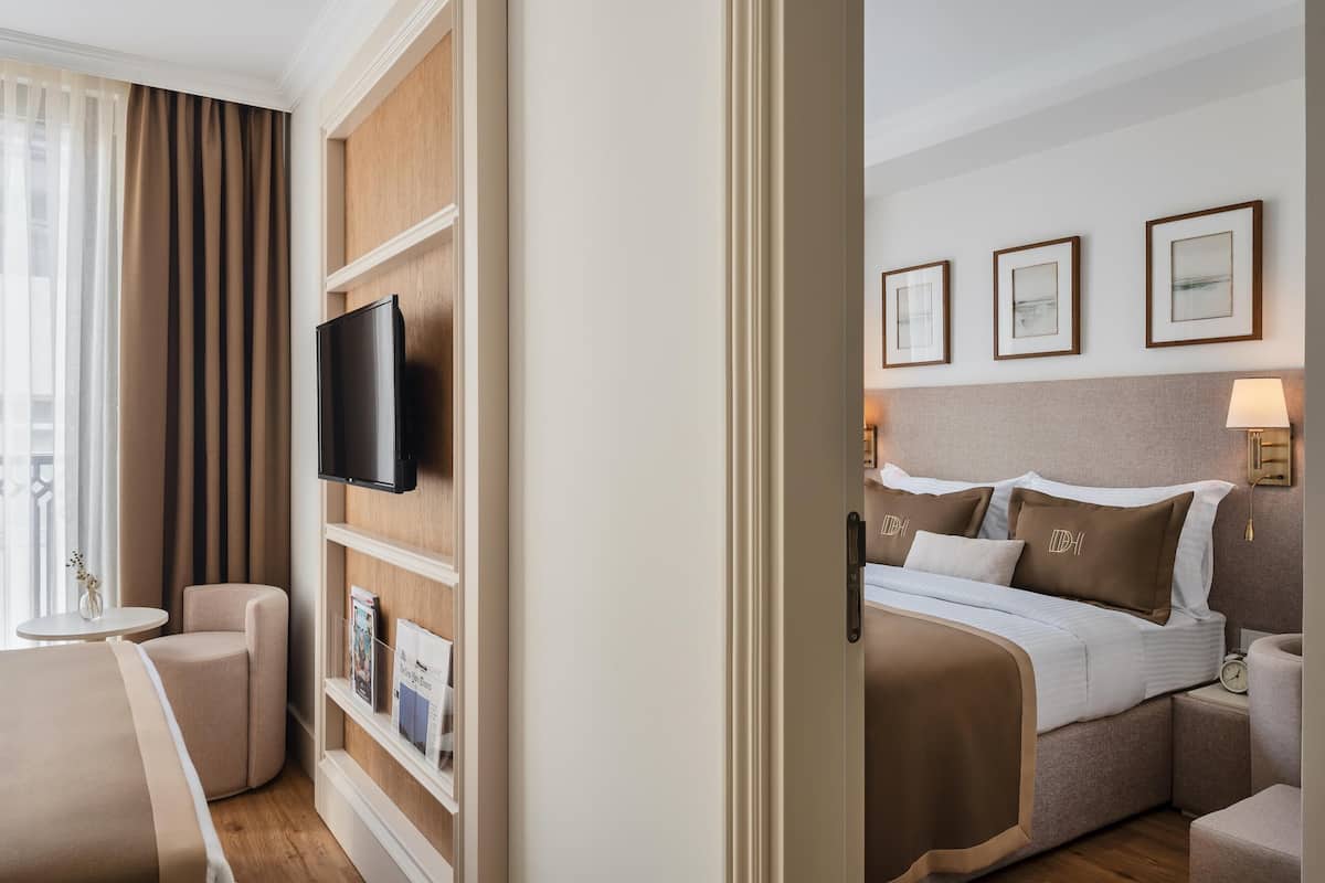 Deluxe-Vierbettzimmer | Minibar, Zimmersafe, individuell dekoriert, individuell eingerichtet
