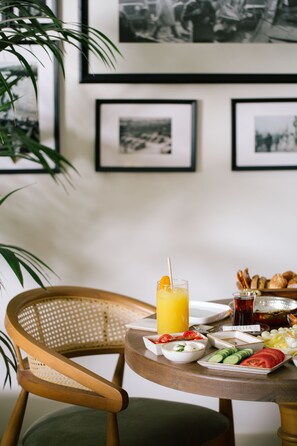 Tägliches inbegriffenes Frühstücksbuffet