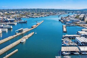 A harbor with multiple piers and boats, surrounded by buildings and a clear sky. - Napoleon's sweet suite - Micro Studio - 91Walkscore (Seattle)