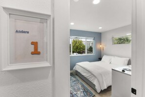 Iron/ironing board, WiFi, bed sheets - Anders' sweet suite - Micro Studio - 91Walkscore (Seattle)