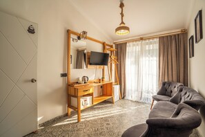 Superior Triple Room | Living area