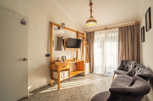 Superior Triple Room | Living area | Smart TV