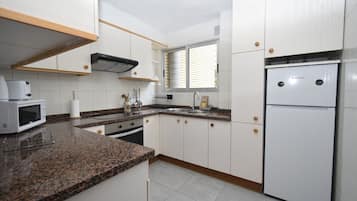 KĂŒhlschrank, Mikrowelle, Ofen, Wasserkocher mit Kaffee-/Teezubehör