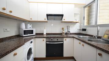 Kühlschrank, Mikrowelle, Ofen, Wasserkocher mit Kaffee-/Teezubehör
