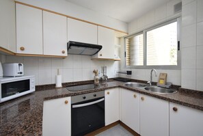 Fridge, microwave, oven, coffee/tea maker - MARINA BAIXA (2 BEDROOMS) (Cala de Finestrat)