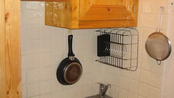 Een koelkast, een microgolfoven, een kookplaat