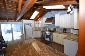 Fridge, microwave, oven, stovetop - Relax with the whole family at this peaceful place to stay (Bass Lake)