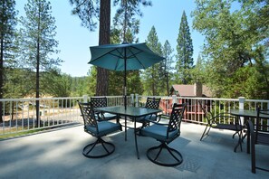 Outdoor dining - Relax with the whole family at this peaceful place to stay (Bass Lake)