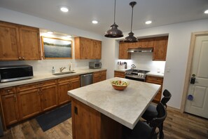 Fridge, microwave, oven, stovetop - Walter Lake Area, Reduced Nightly Rate (Bass Lake)