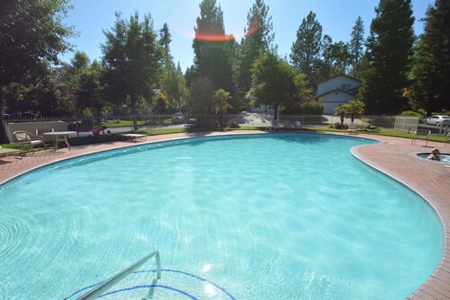 This townhouse is a 3 bedroom(s), 3 bathrooms, located in Bass Lake, CA.