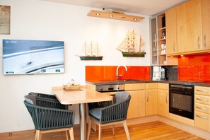 Kühlschrank, Mikrowelle, Ofen, Geschirrspüler