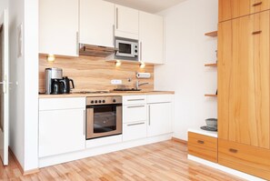 ثلاجة، ميكروويف، فرن، ماكينة لصنع القهوة/الشاي