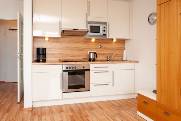 Køleskab, mikrobølgeovn, ovn, kaffe-/temaskine