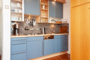 Køleskab, opvaskemaskine, kaffe-/temaskine, elkedel