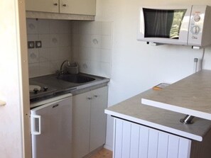 Kjøleskap og mikrobølgeovn