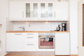 Køleskab, ovn, kaffe-/temaskine, elkedel