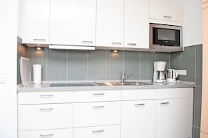 Køleskab, ovn, kaffe-/temaskine, elkedel