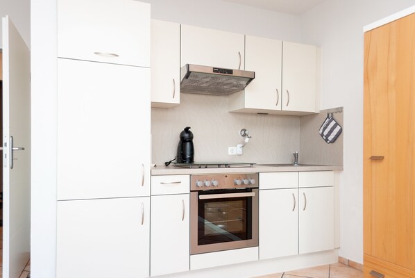 Køleskab, ovn, kaffe-/temaskine, elkedel