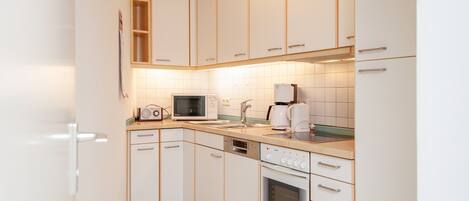 ثلاجة، ميكروويف، فرن، غسالة أطباق