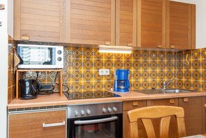 Kühlschrank, Mikrowelle, Ofen, Wasserkocher mit Kaffee-/Teezubehör