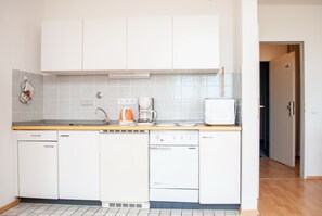 Kühlschrank, Mikrowelle, Ofen, Wasserkocher mit Kaffee-/Teezubehör