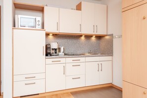 Kühlschrank, Mikrowelle, Wasserkocher mit Kaffee-/Teezubehör