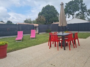 Outdoor dining - 19th Century House with Heated Pool, Spa, and Close to Beaches (La Garnache)