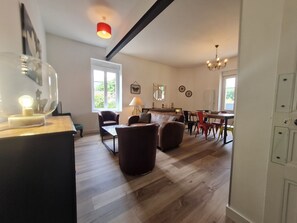 TV, table tennis - 19th Century House with Heated Pool, Spa, and Close to Beaches (La Garnache)