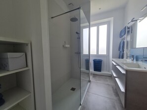 Towels - 19th Century House with Heated Pool, Spa, and Close to Beaches (La Garnache)