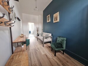 TV, table tennis - 19th Century House with Heated Pool, Spa, and Close to Beaches (La Garnache)