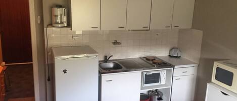 Een koelkast, een magnetron, een oven