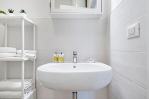 Shower, hair dryer, bidet - GuestHost - The apartment is located on the ground floor of a building.It comfortably accommodates 3 people in 40 square meters of space, with a double bedroom and a french sofa bed in the living room.The apartment is located a few minutes on foot from F (Bologna)