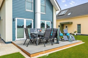 Outdoor dining - Lagunen Lodge - fireplace, sauna, terrace, close to the North Sea and the beach, modern (Büsum)