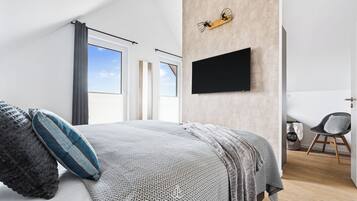 2 bedrooms, travel crib, free WiFi