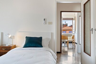 GuestHost - The apartment is located on the fourth floor of a building with a lift, not suitable for the disabled.It comfortably accommodates six people in 102 square meters of space, with a double bed, two single beds and a sofa bed in the living room.C