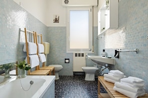 Douche, sĂšche-cheveux, bidet, serviettes fournies
