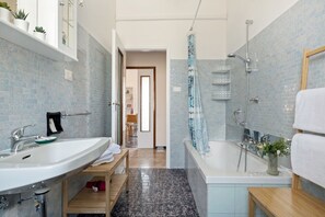 Een douche, een haardroger, een bidet, handdoeken