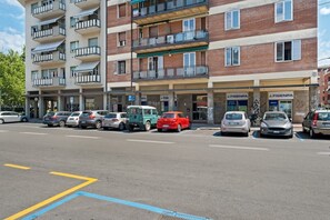 Exterior - GuestHost - The apartment is located on the fourth floor of a building with a lift, not suitable for the disabled.It comfortably accommodates six people in 102 square meters of space, with a double bed, two single beds and a sofa bed in the living room.C (Bologna)