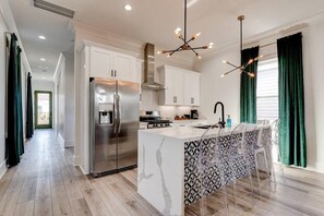 Fridge, microwave, oven, stovetop - Modern Mid-City Living: 5BR, 3.5BA Home. Balcony, Parking, Central Location - Your NOLA Getaway! (New Orleans)