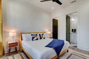 5 chambres, bureau, fer et planche à repasser, lit de bébé portatif