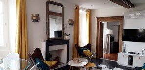 Smart TV, chimenea y libros 