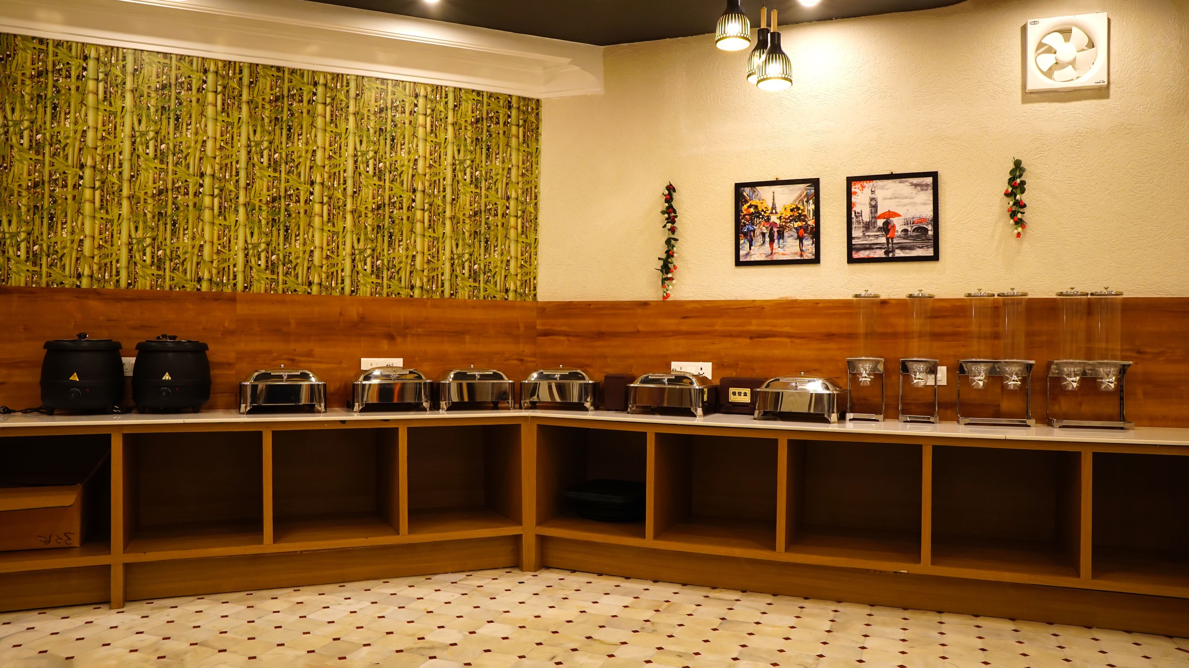 Een buffetopstelling met diverse voedselcontainers en een decoratieve bamboevloer.